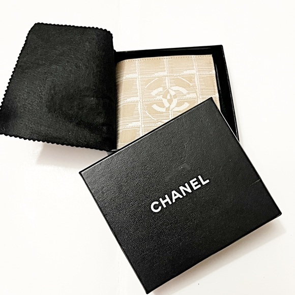 ✨GUC • CHANEL Beige New
Line Travel Bifold Wallet ✨AUTHENTIC - Picture 2 of 12